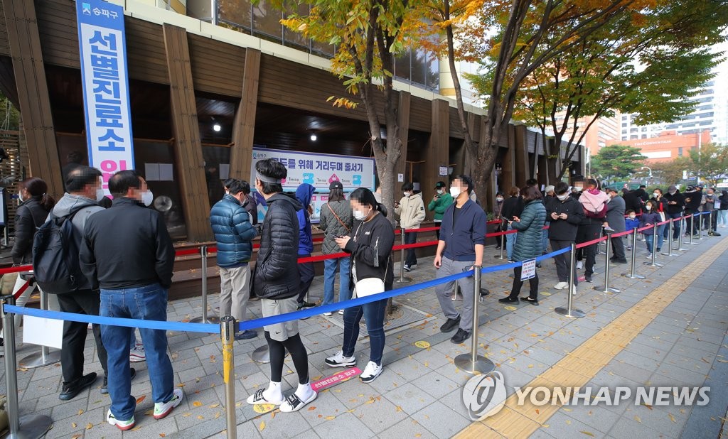 아침부터 이어진 검사 대기 행렬