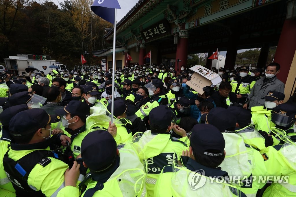 윤석열 참배 앞두고 충돌 빚어진 5·18묘지