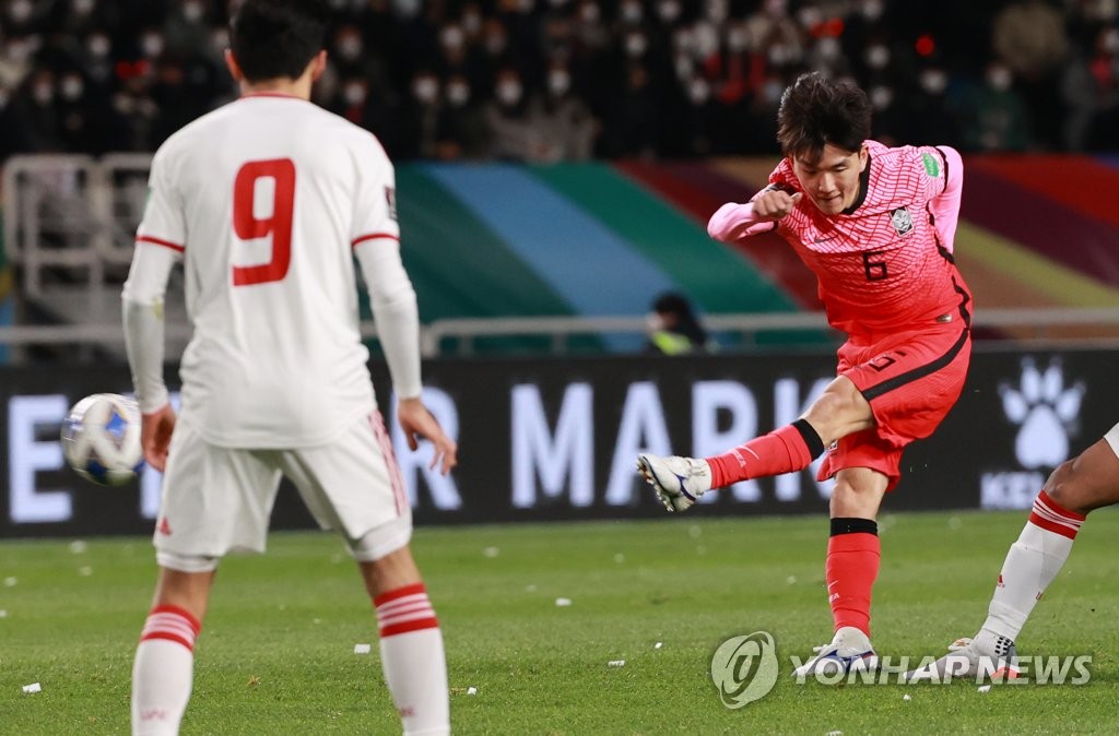 Hwang In-beom of South Korea (R) attempts a shot against the United Arab Emirates during the teams' Group A match in the final Asian qualifying round for the 2022 FIFA World Cup at Goyang Stadium in Goyang, Gyeonggi Province, on Nov. 11, 2021. (Yonhap)