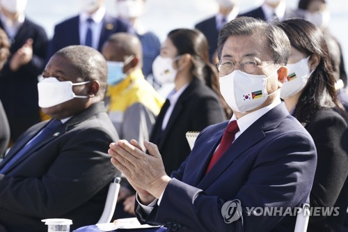 박수치는 문재인 대통령