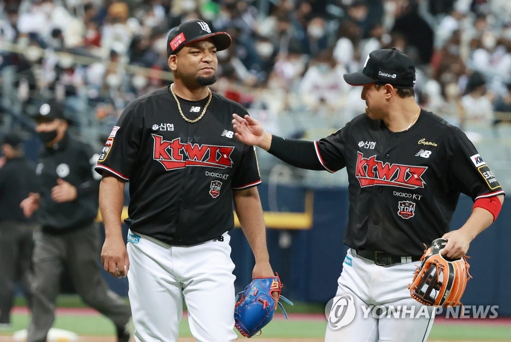KT Wiz starter Odrisamer Despaigne (L) is congratulated by third baseman Hwang Jae-gyun after completing the bottom of the fifth inning of Game 3 of the Korean Series against the Doosan Bears at Gocheok Sky Dome in Seoul on Nov. 17, 2021. (Yonhap)