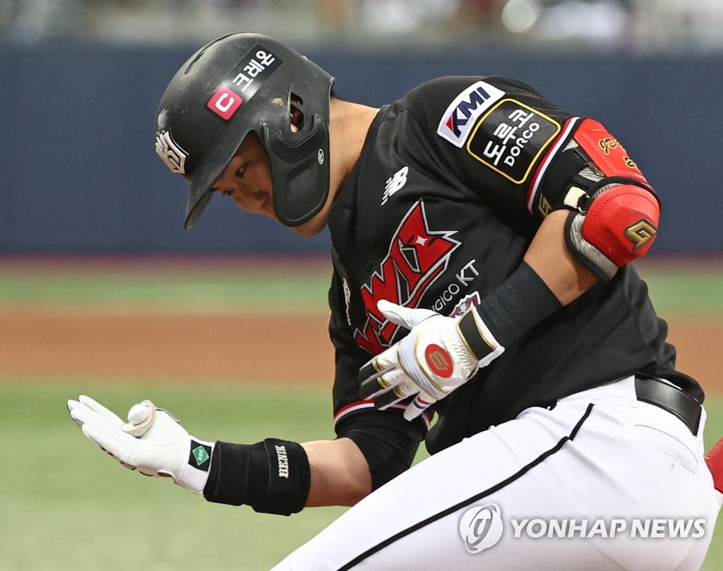 Bae Jung-dae of the KT Wiz celebrates his RBI single against the Doosan Bears in the top of the first inning during Game 4 of the Korean Series at Gocheok Sky Dome in Seoul on Nov. 18, 2021. (Yonhap)