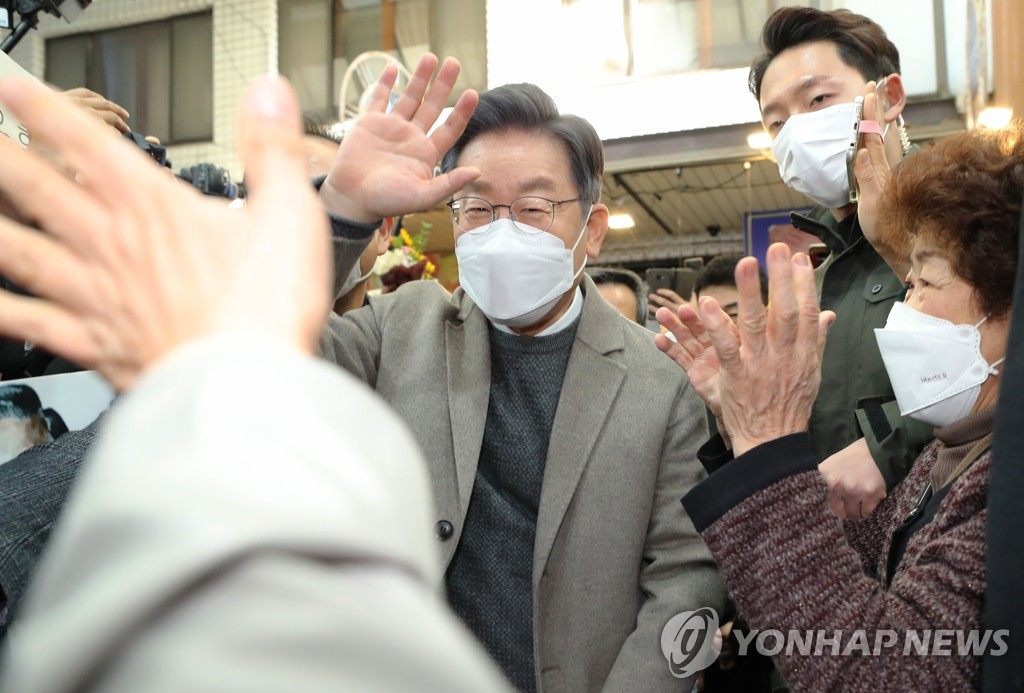 시민들과 인사하는 이재명