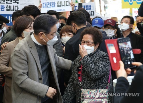 이재명 대선후보를 보고 감격하는 지지자