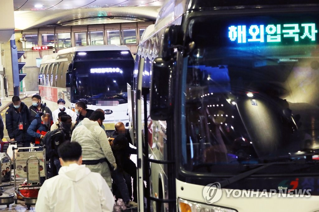 격리 위해 임시 생활시설행 버스 탑승하는 해외 입국자