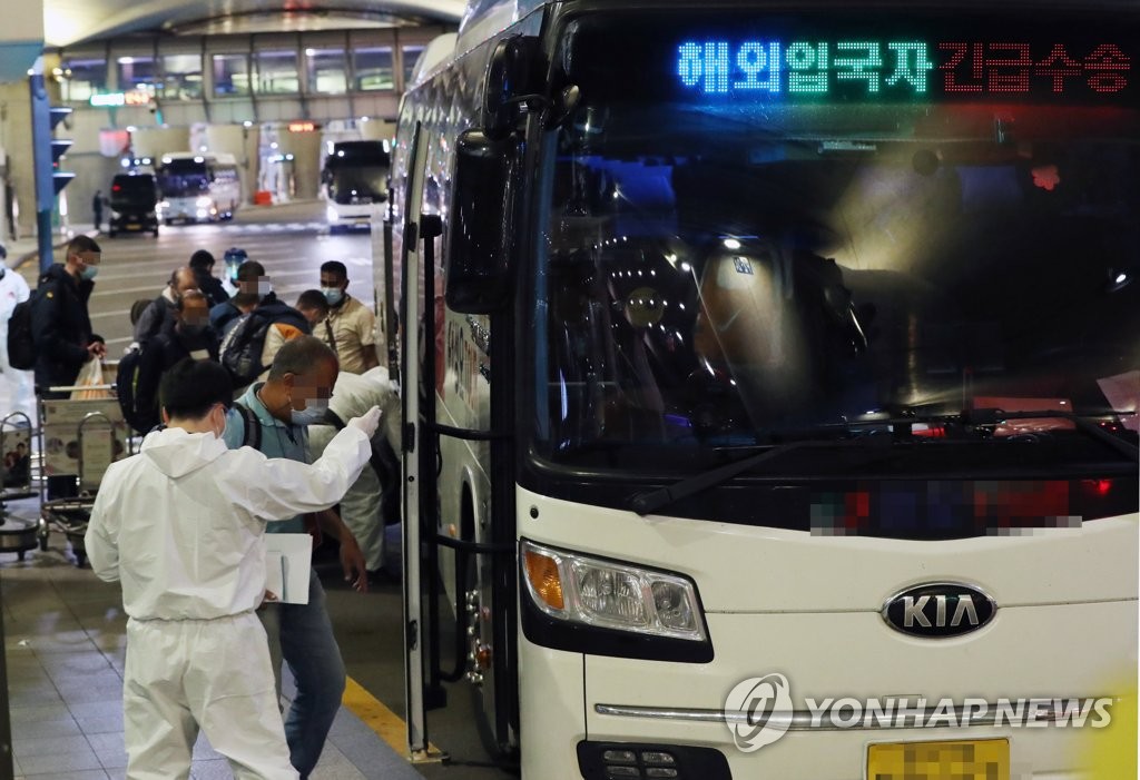 Foreign entrants get on a bus at Incheon International Airport on Dec. 2, 2021, that will take them to a government-designated facility for a 10-day mandatory quarantine imposed after South Korea reported its first cases of the omicron variant this week. (Yonhap)