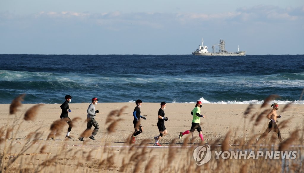 파도치는 망상해변을 달리는 참가자들