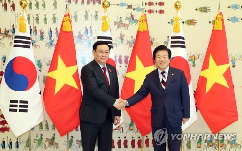 베트남 국회의장과 악수하는 박병석 국회의장