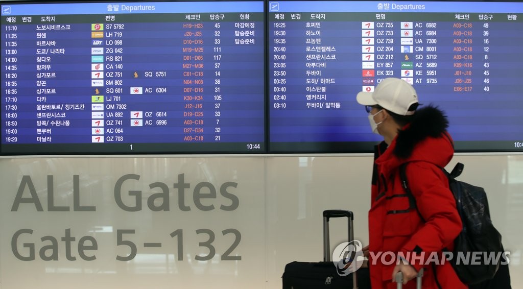 A traveler looks at the flight schedule at Incheon International Airport, west of Seoul, on Jan. 4, 2022. (Yonhap)