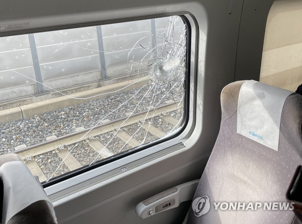 충북 영동 터널 부근서 KTX 탈선…운행 중단