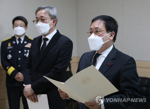 문재인 대통령 조전 대독하는 유영민 대통령비서실장