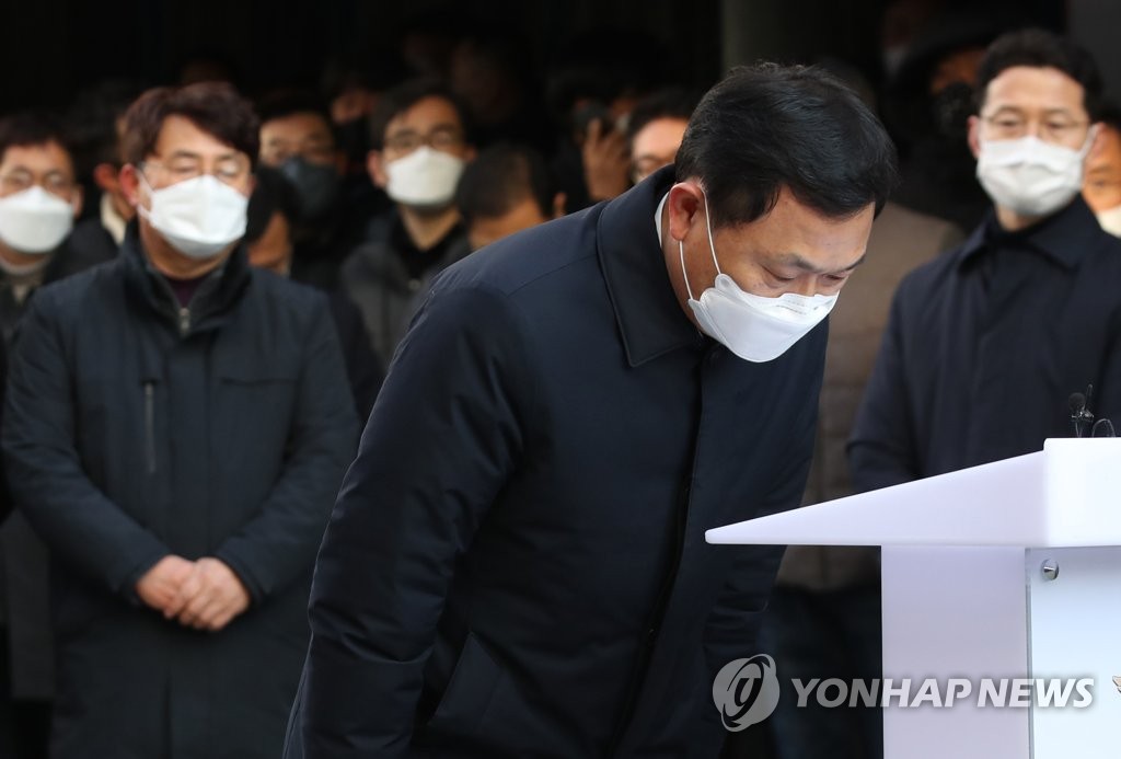 고개 숙인 유병규 현대산업개발 대표이사