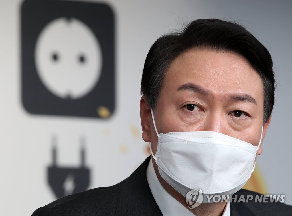 Yoon Suk-yeol, the presidential nominee of the People Power Party, answers reporters' questions during a press conference at the party's headquarters in Seoul on Jan. 13, 2022. (Pool photo) (Yonhap)