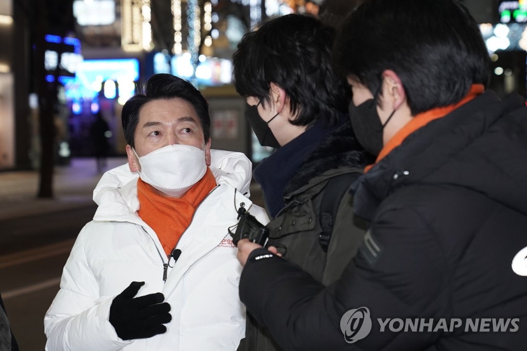 신촌서 20·30과 대화하는 안철수 대선후보
