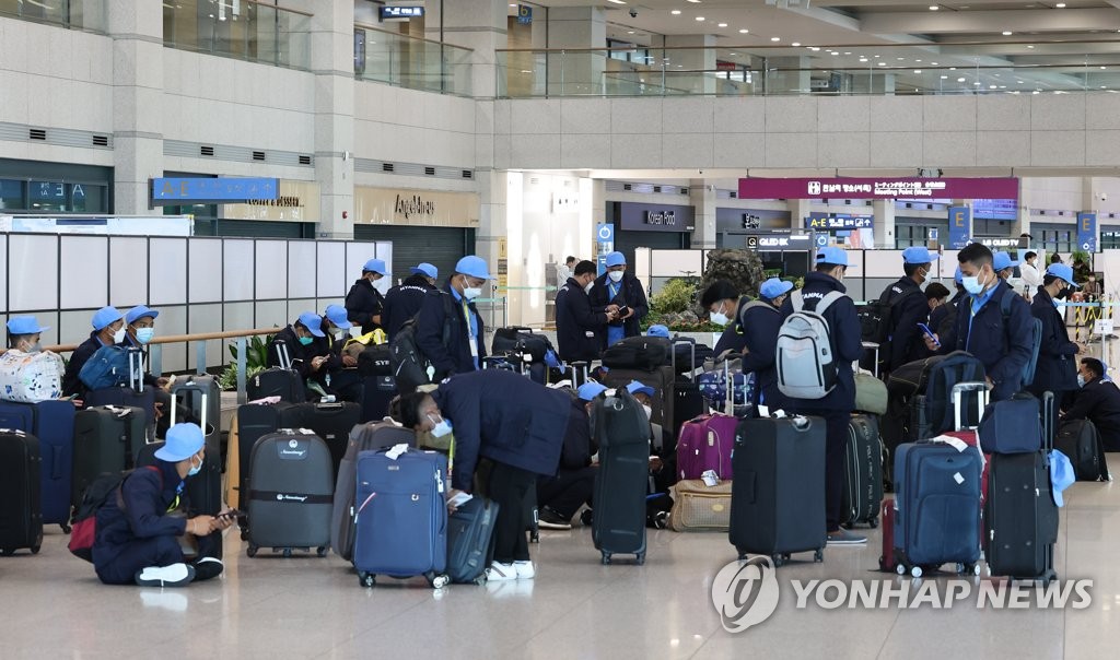 대기 중인 해외 입국자들…국내도 오미크론 변이 우세종