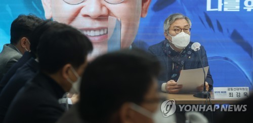 발언하는 최강욱 공동선대위원장