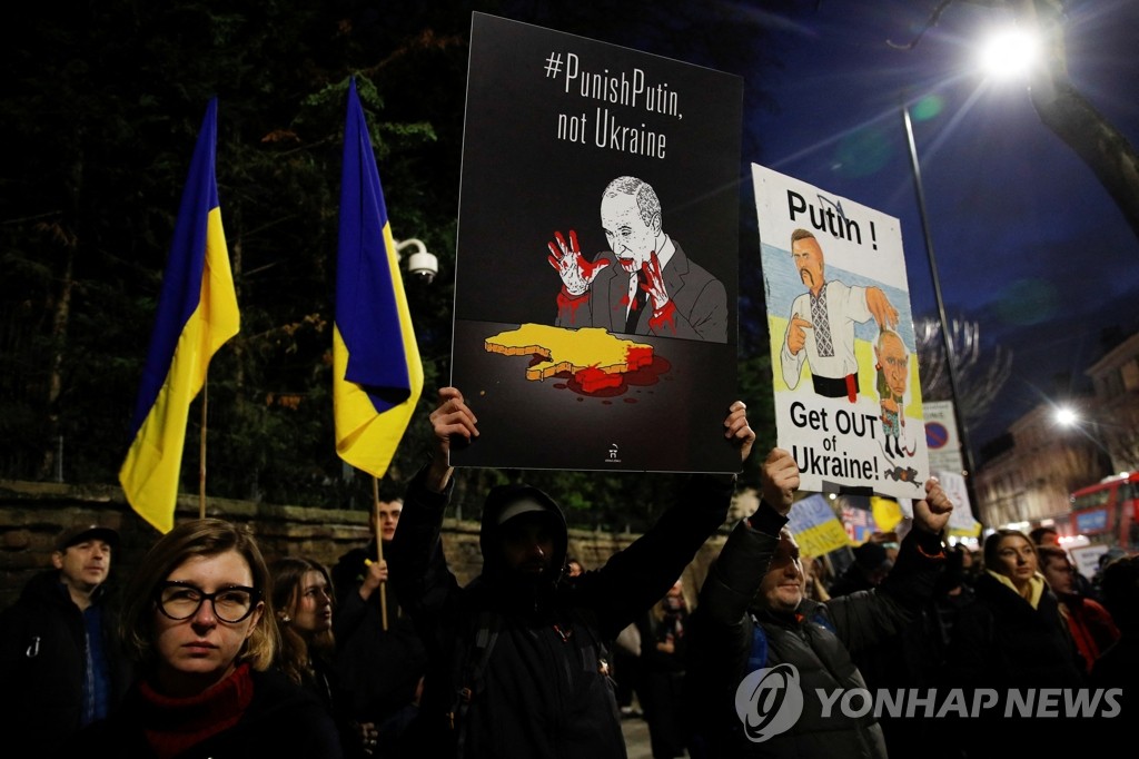 '우크라에서 나가라!'…러시아 대사관 앞에서 시위하는 영국인들