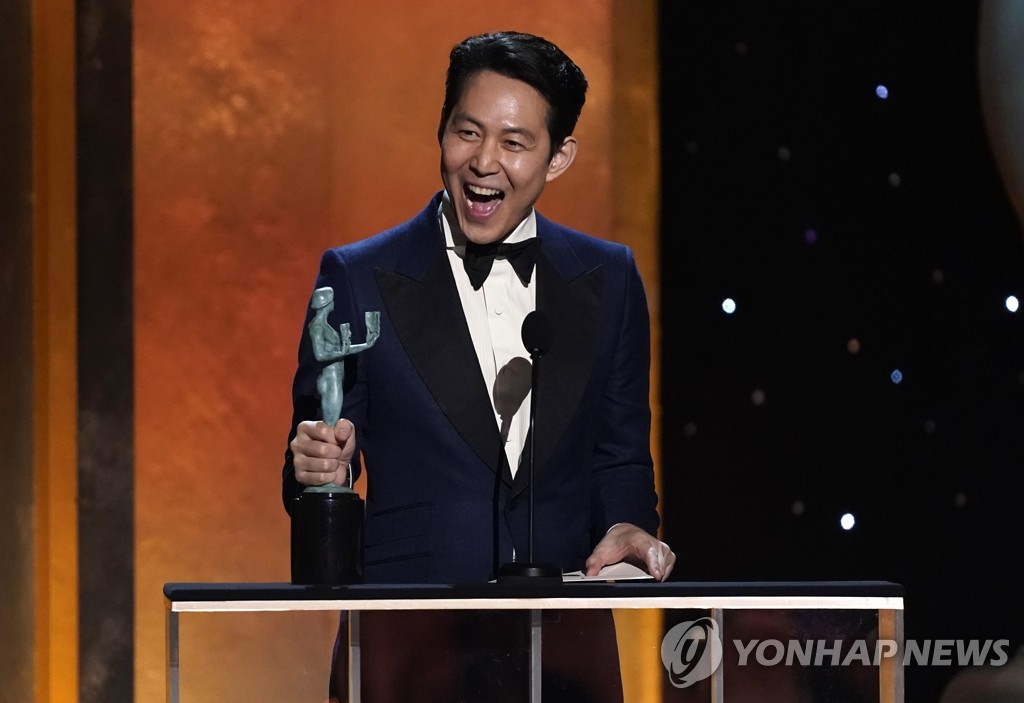 In this AFP photo, Lee Jung-jae delivers an acceptance speech after winning Outstanding Performance by a Male Actor in a Drama Series for his role in "Squid Game" at the Screen Actors Guild Awards at Santa Monica, California, on Feb. 27, 2022. (Yonhap) 