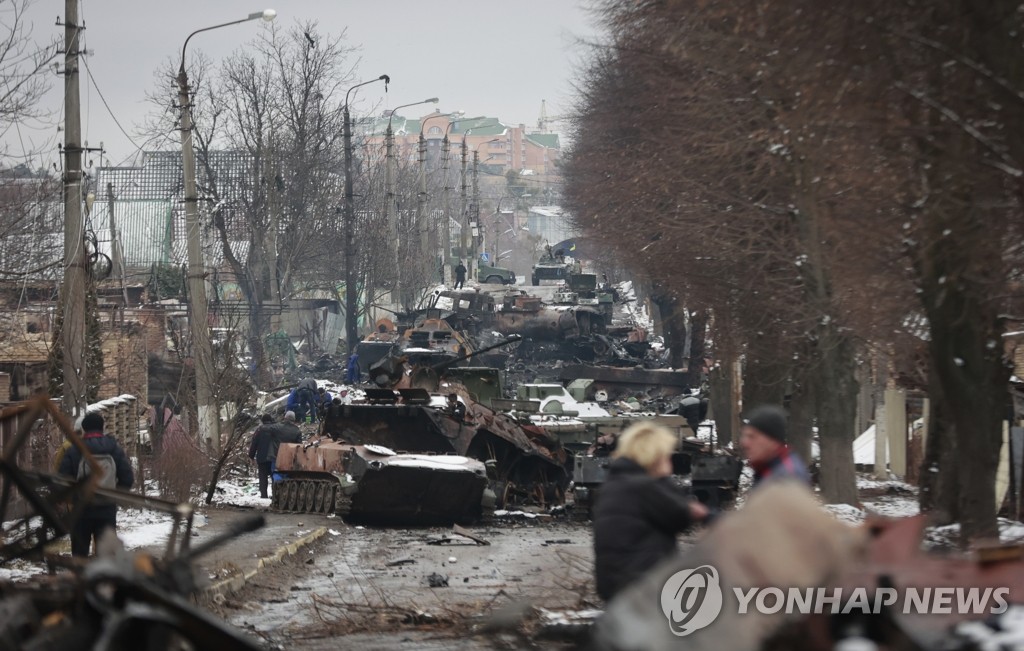 우크라 수도 외곽서 파괴돼 나뒹구는 러시아군 차량