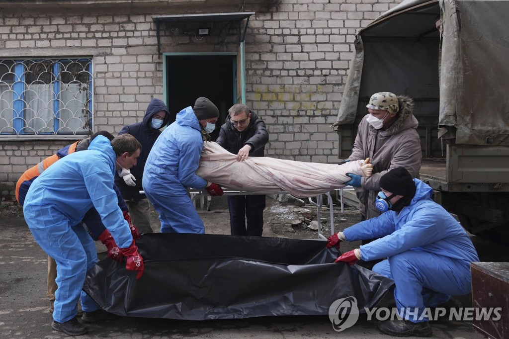 "러 침공 후 최소 1천170명 민간인 사망"…시신 옮기는 영안실 직원들