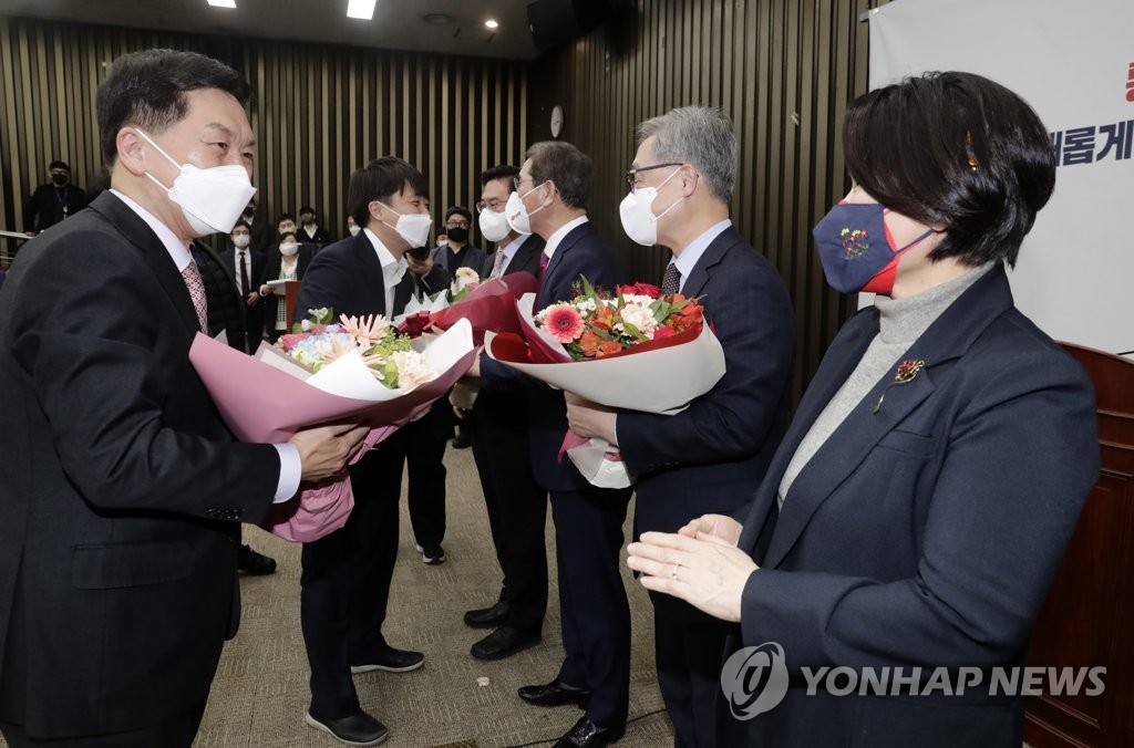 재보궐 당선자들에게 꽃다발 전달하는 이준석 대표와 김기현 원내대표