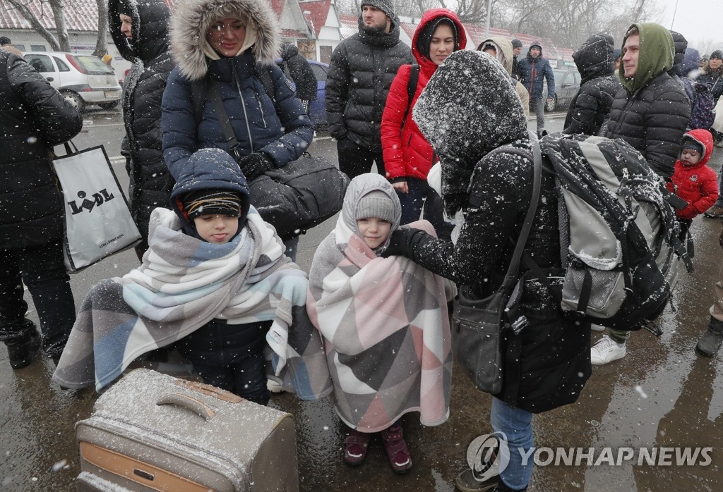 눈발 속 담요 두르고 피란길 나선 우크라 어린이