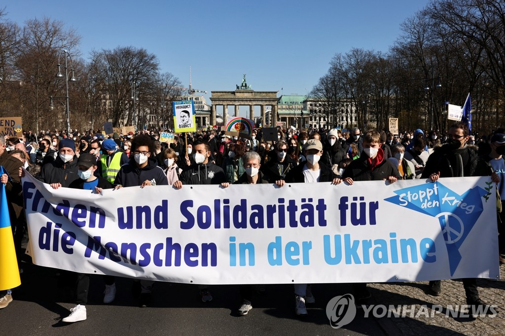 '전쟁 멈춰라'…우크라 지지 시위 벌이는 독일인들