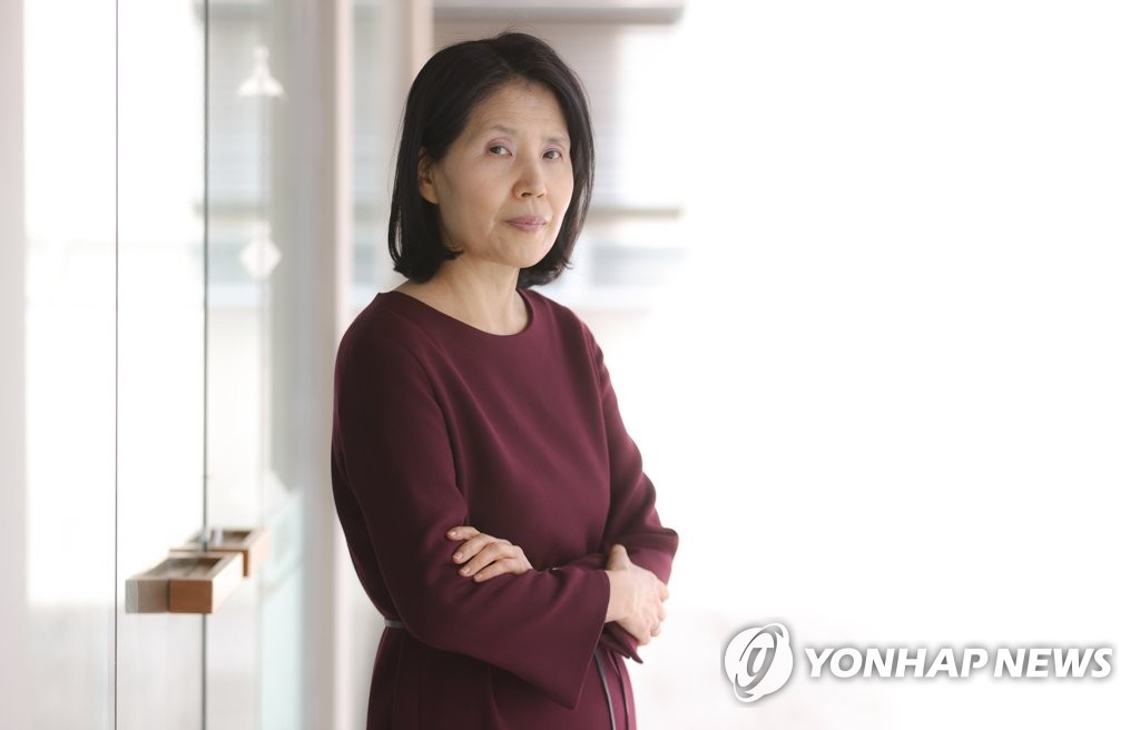 포즈 취하는 최영미 시인