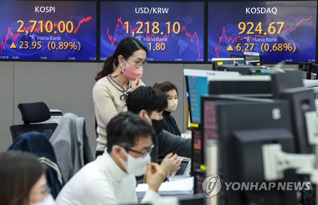 This photo taken on March 22, 2022 shows dealers at Hana Bank's dealing romm in central Seoul. (Yonhap)
