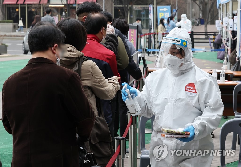 新型コロナウイルスの検査を待つソウル市民ら＝２３日、ソウル（聯合ニュース）
