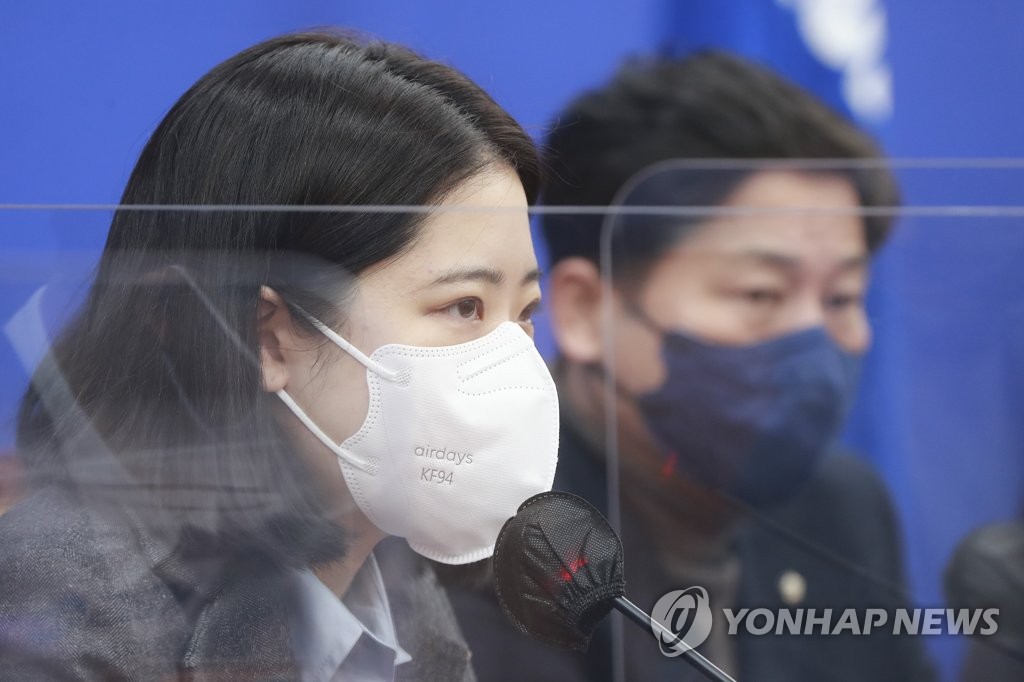 정개특위 기자간담회에서 발언하는 박지현 공동비대위원장