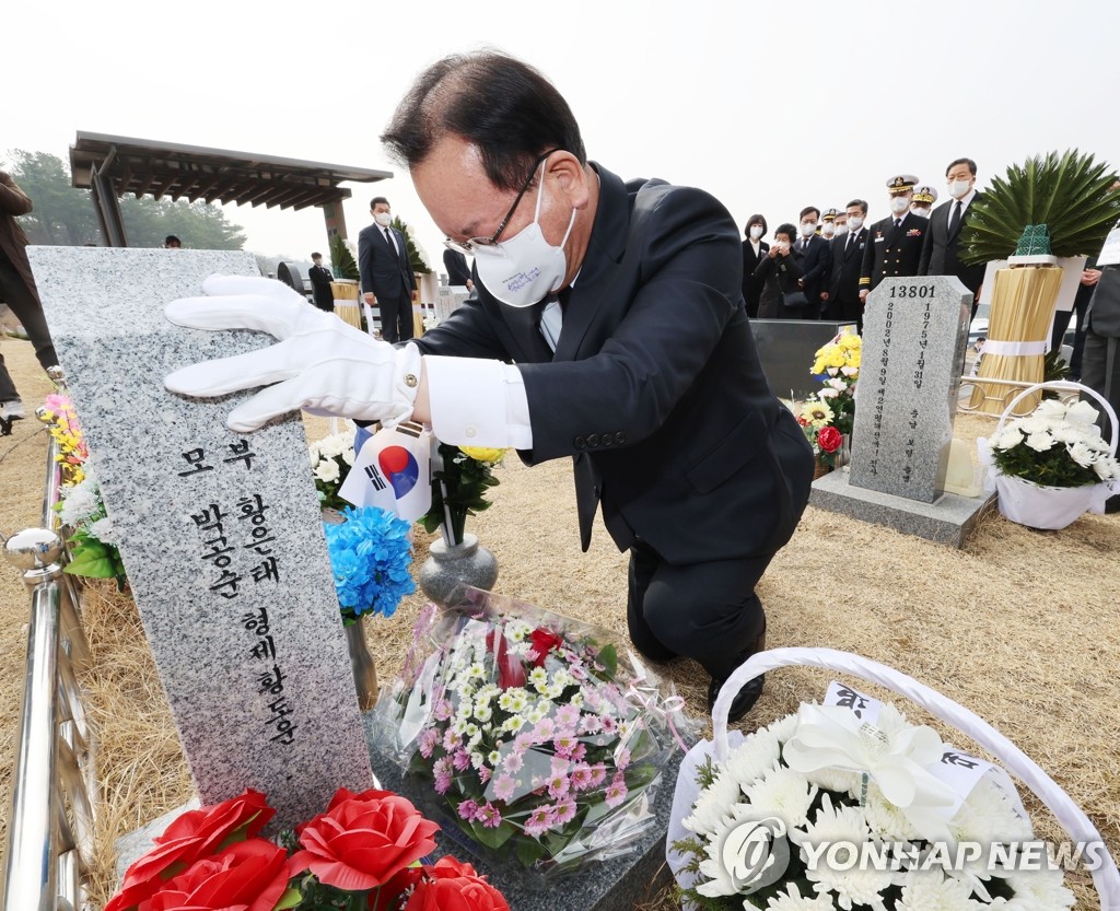 김부겸 총리, 제2연평해전·연평도 포격전 묘역 참배