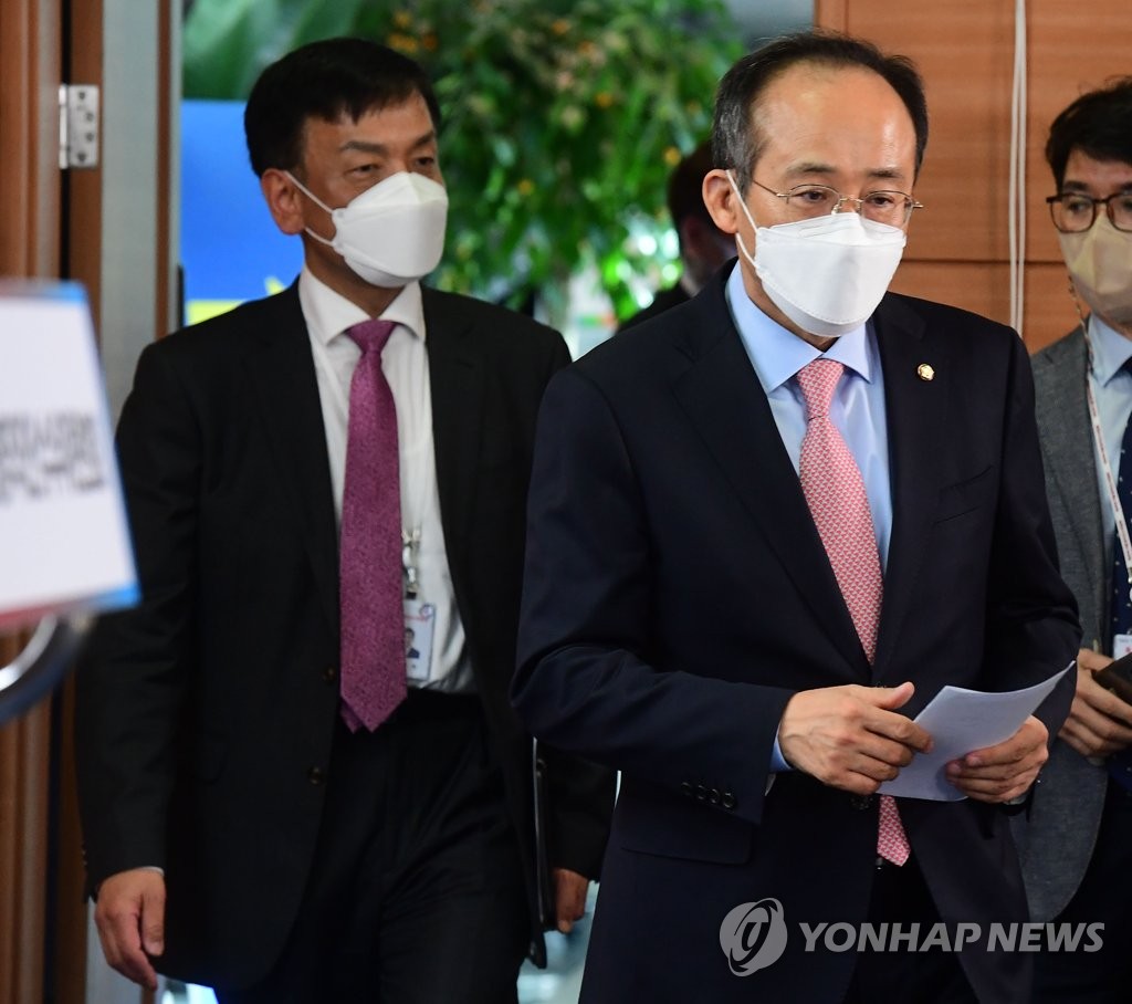 추경 관련 브리핑 위해 입장하는 추경호-최상목 간사