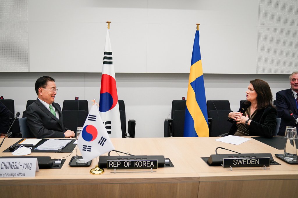 South Korean Foreign Minister Chung Eui-yong (L) talks with Swedish Foreign Minister Ann Linde in Brussels on April 6, 2022, in this photo provided by Chung's ministry. (PHOTO NOT FOR SALE) (Yonhap)