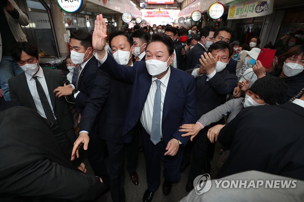 안동시민에 인사하는 윤석열 대통령 당선인