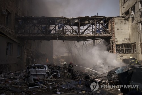 '러군 공격' 하르키우서 화재 진압하는 우크라 소방대