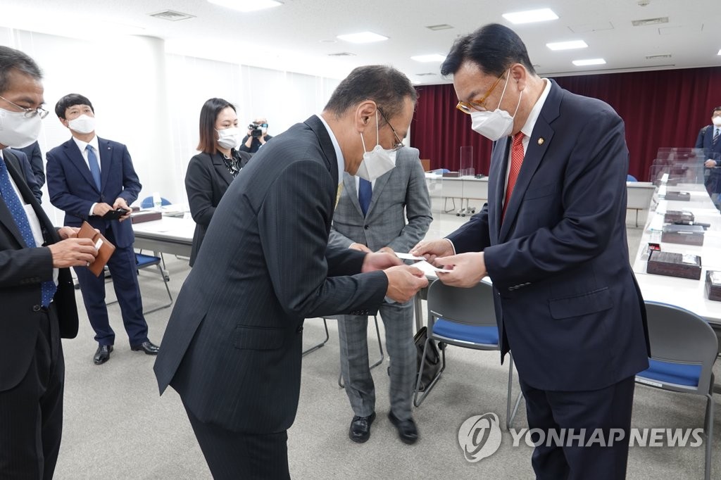 정진석 정책협의대표단 단장, 일본 관광업계 관계자와 인사