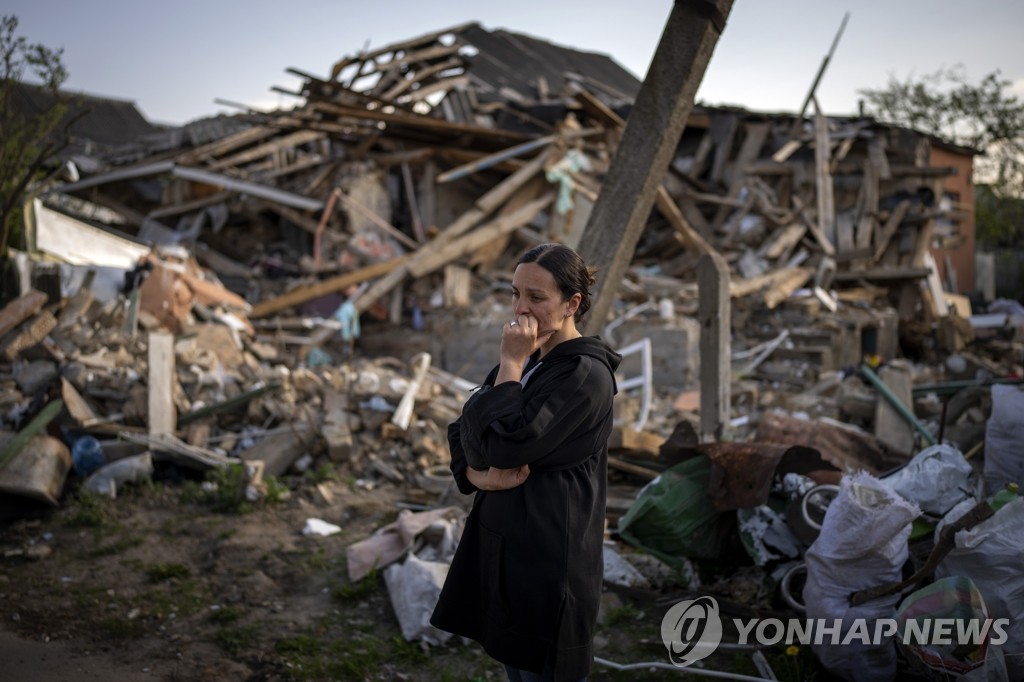 삶의 터전 잃고 망연자실한 우크라 여성