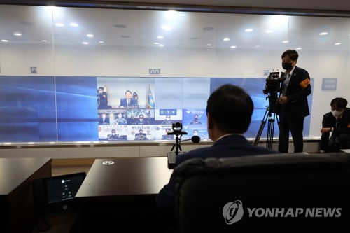 윤석열 대통령 국군통수권 이양받으며 첫 집무 시작