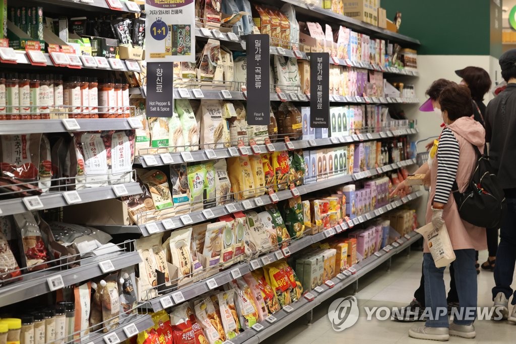 Citizens look around shelves of flour at a discount store in Seoul amid rising inflation on May 15, 2022. (Yonhap)