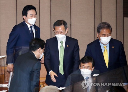 본회의장 들어서는 국무위원들
