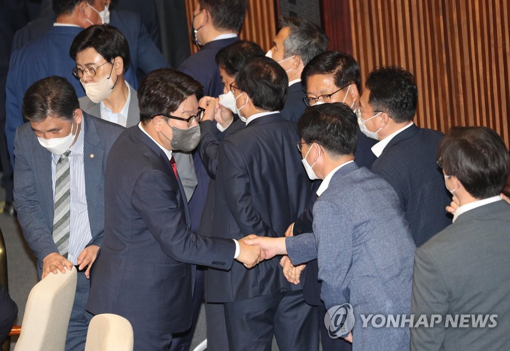 의원들에게 감사 인사하는 권성동