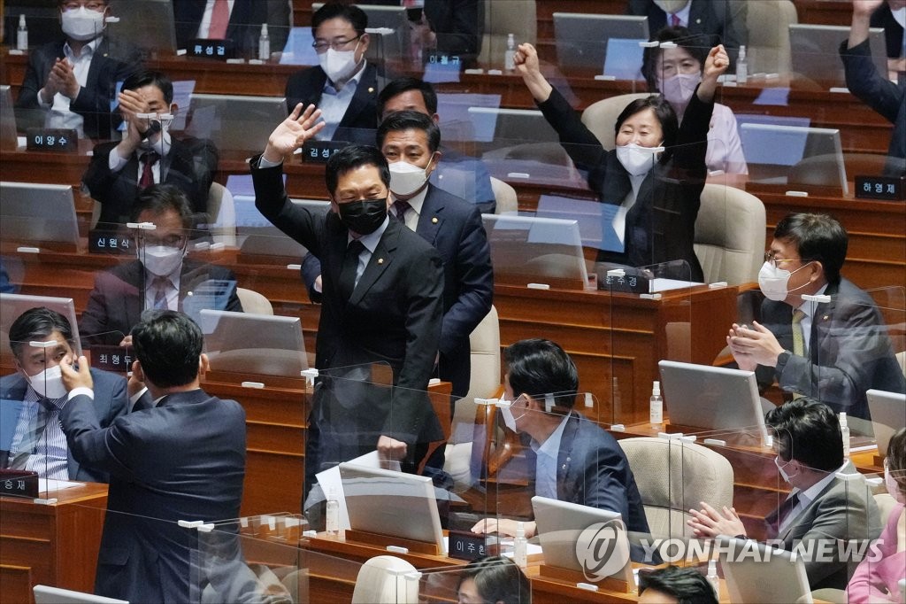 여당 의원들 박수 받으며 발언대 향하는 김기현