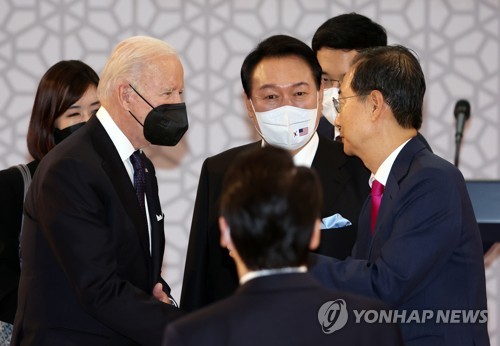 한덕수 국무총리와 인사하는 바이든 미 대통령