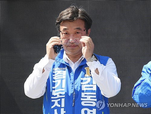 안경 고쳐 쓰는 윤호중 공동비대위원장