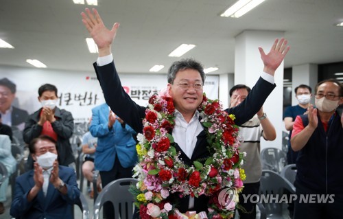 원주갑 국회의원 당선 유력에 환호하는 박정하 후보