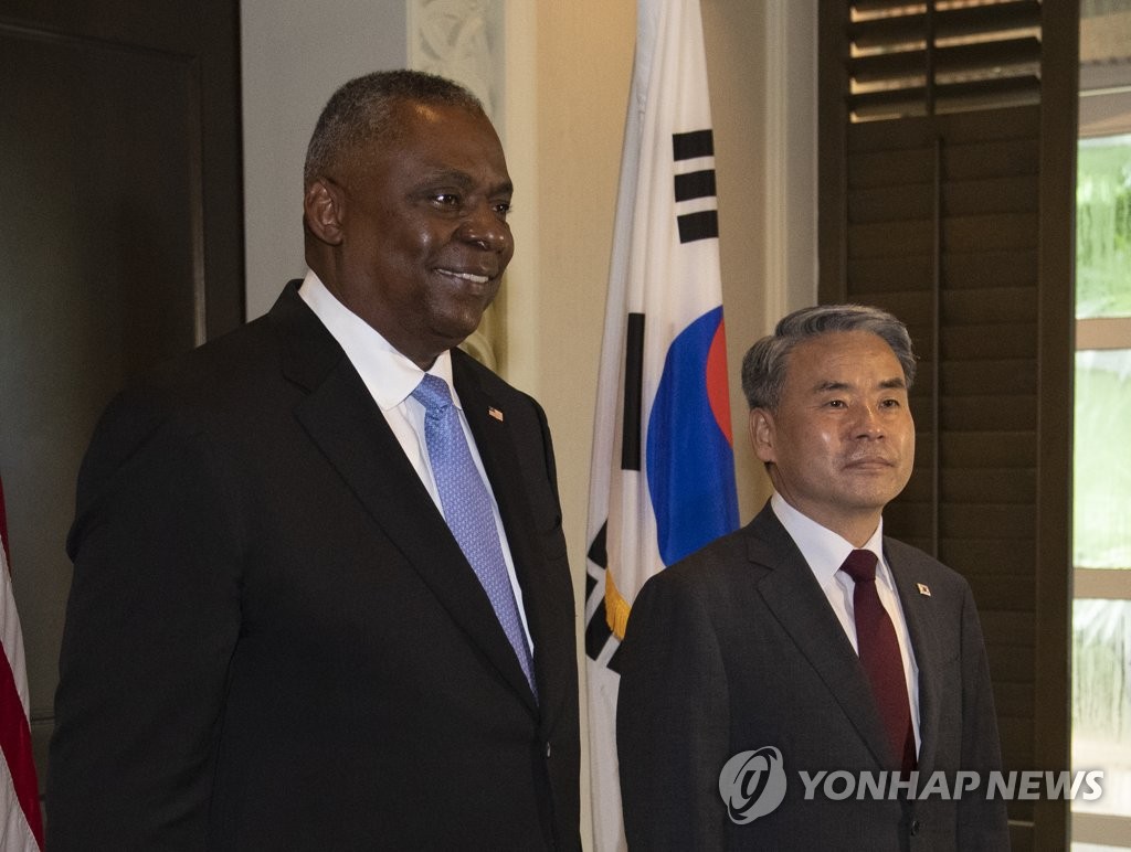 This file photo, taken June 11, 2022, shows Defense Minister Lee Jong-sup (R) and his U.S. counterpart, Lloyd Austin, posing for a photo before their meeting on the margins of the Shangri-La Dialogue in Singapore. (Pool photo) (Yonhap)