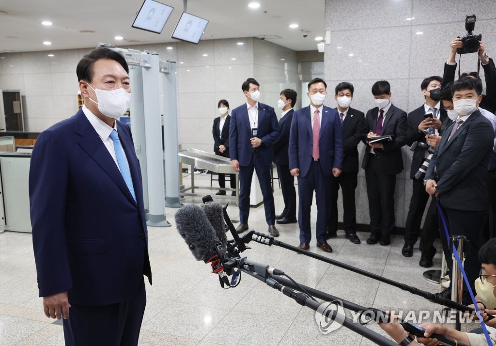 El presidente, Yoon Suk-yeol, responde a las preguntas de reporteros a su llegada a la oficina presidencial, el 14 de junio de 2022, en Seúl.