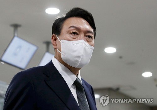 기자들과 질의응답하는 윤석열 대통령