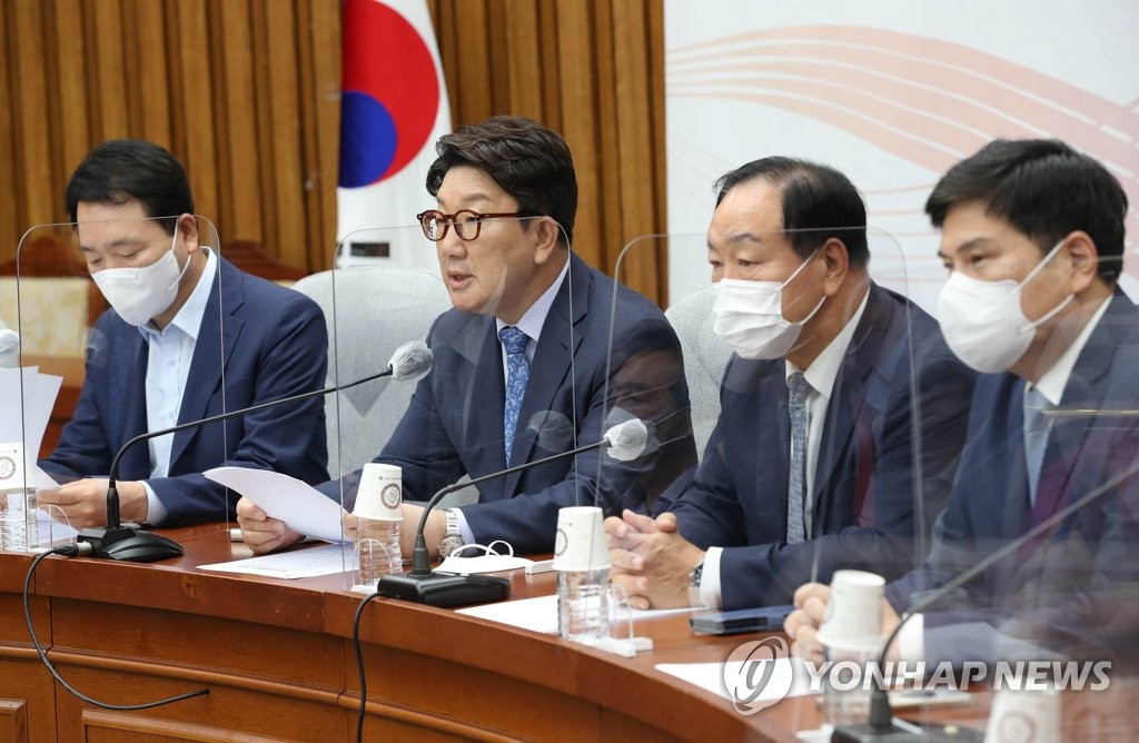 원내대책회의에서 발언하는 권성동 원내대표